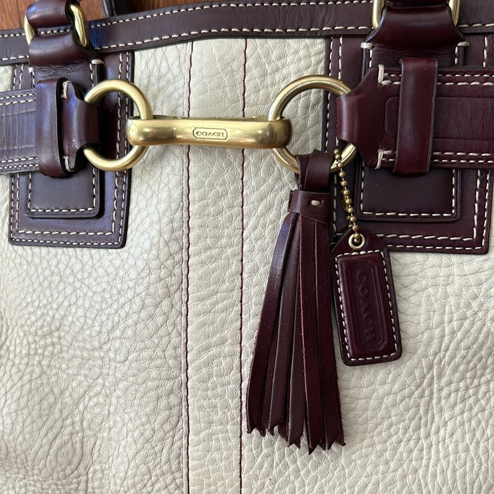 Rare! Coach Hampton Book Tote in cream with Dark Brown Pebbled Leather Details. - Picture 2 of 8